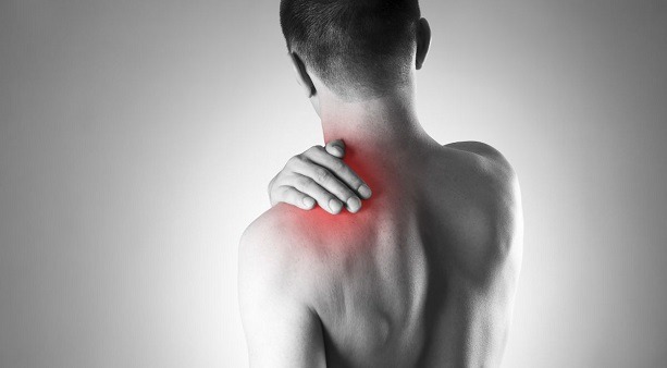 Чому болить плече, якщо ви не падали: приховані причини