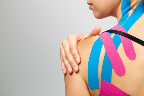 Кінезіотейпування для корекції постави: як це працює у дітей та дорослих?