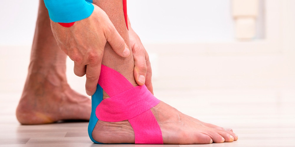 Тейпи при розриві зв’язок і після операцій: чи варто клеїти?