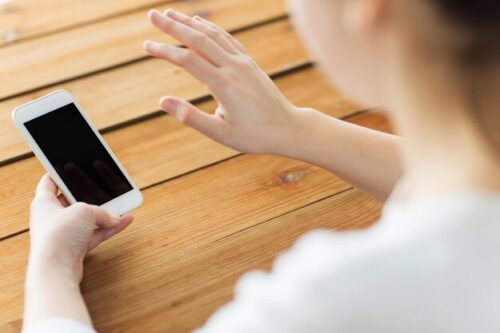 Біль у зап’ясті після роботи з телефоном — що з цим робити?