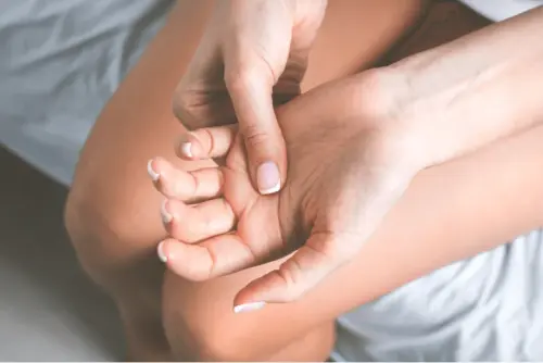 Чому руки німіють саме вночі? Неочевидні причини