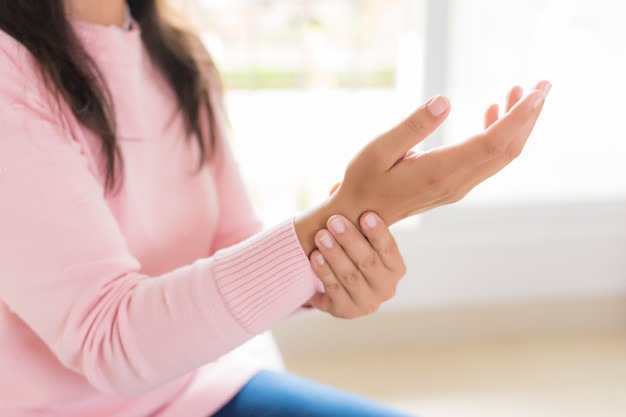 Біль у зап’ясті після роботи з телефоном — що з цим робити?