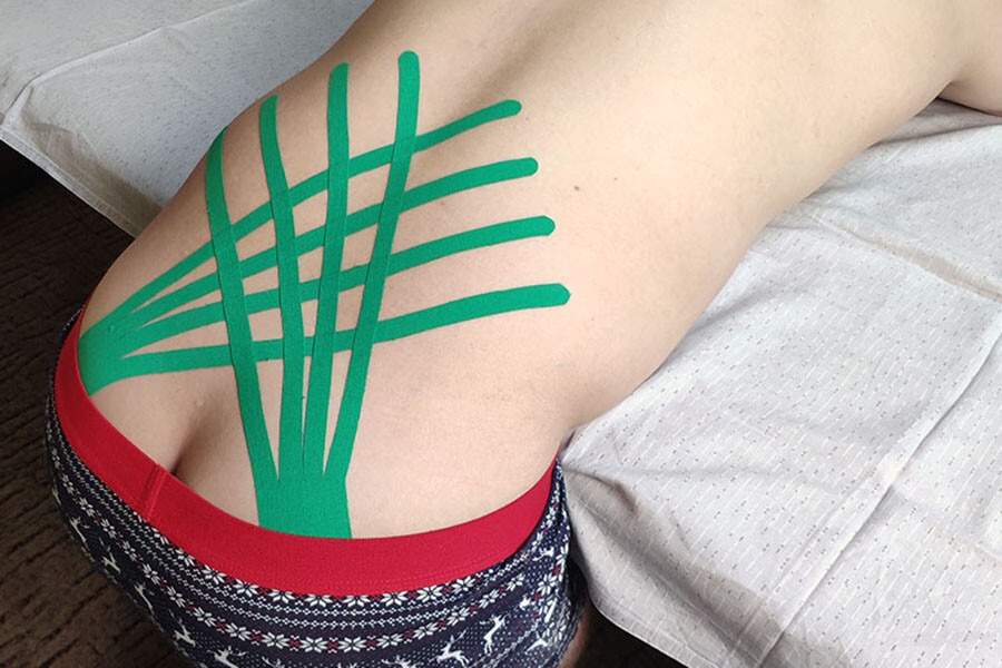 Як тейп допомагає при болю в попереку?