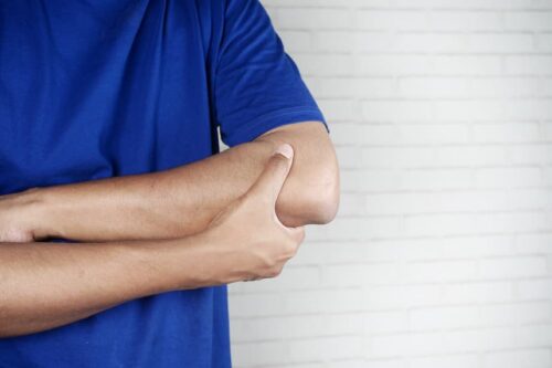 Чому суглоби реагують на зміну погоди і як це лікується?