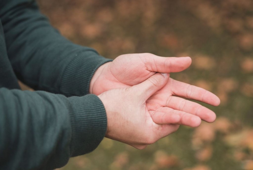 Тунельний синдром зап’ястя: чому виникає навіть без фізичної праці?