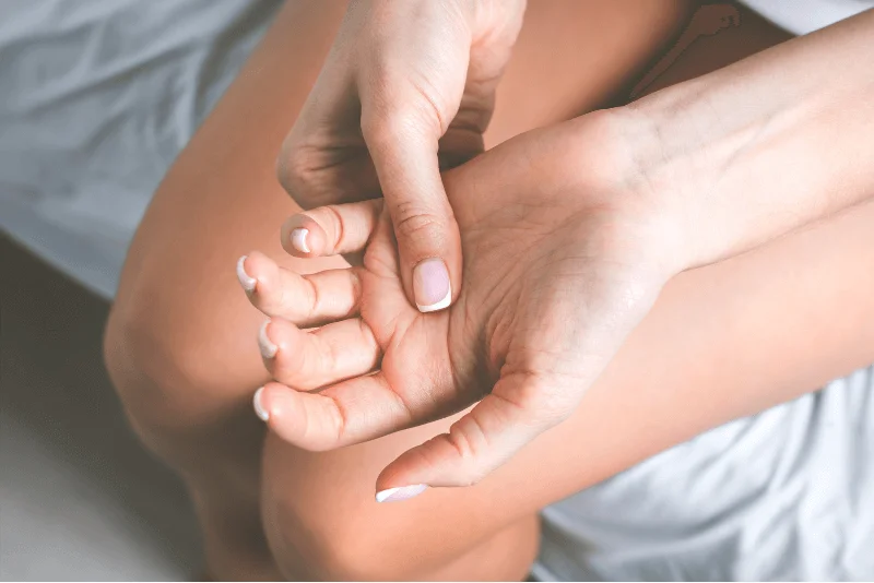 Чому руки німіють вночі — і що з цим робити?