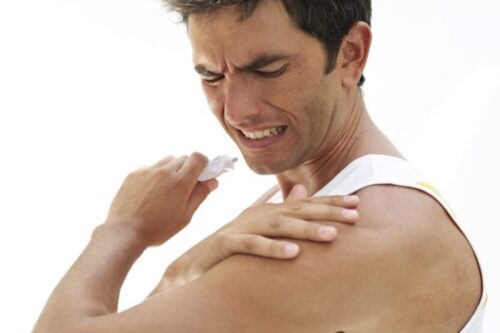 Біль у плечі при підйомі руки — це суглоб чи м’яз?