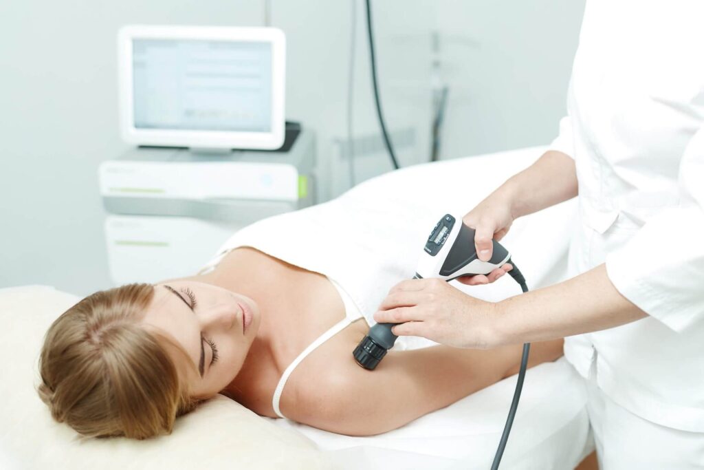 Комбінована ударно-хвильова терапія у лікуванні п’яткової шпори (плантарного фасциїту): як вона працює?