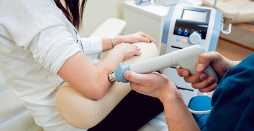 Ударно-хвильова терапія при болю в плечі: коли її призначають?