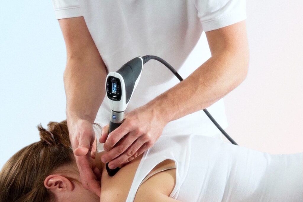 Ударно-хвильова терапія при болю в плечі: коли її призначають?