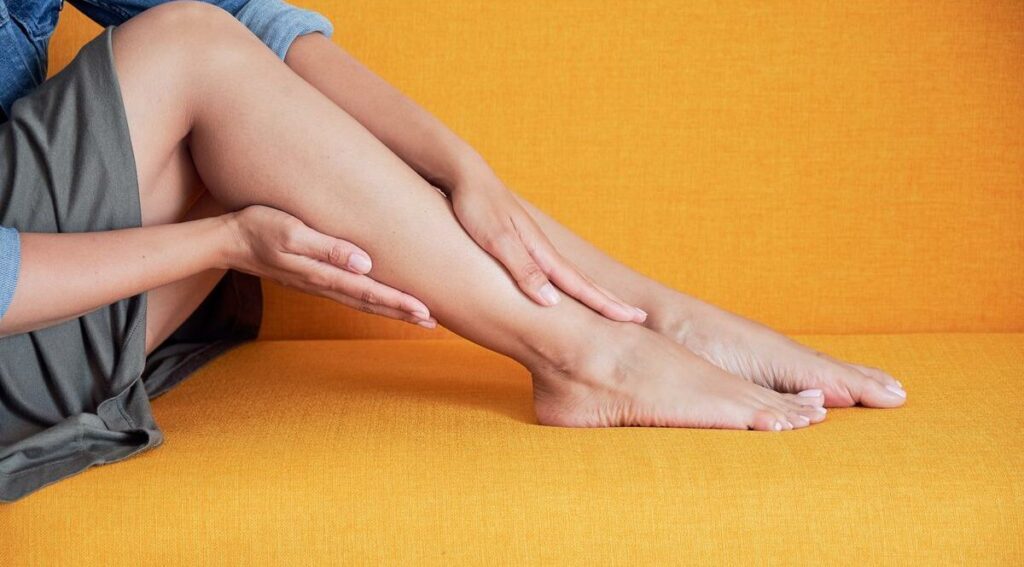 Почему отекают ноги и как это лечить?